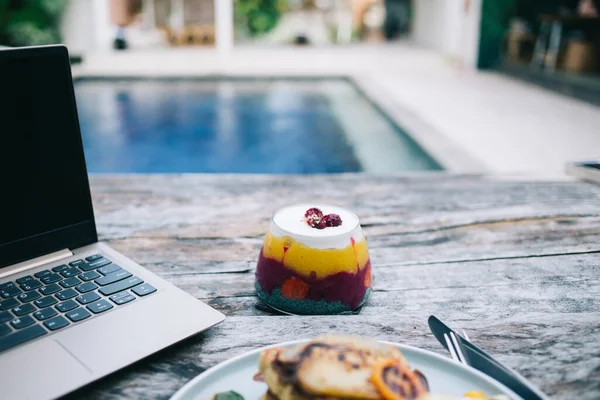 Jeli Kuning Merah Dengan Piring Berry Dengan Roti Lapis Dan — Stok Foto