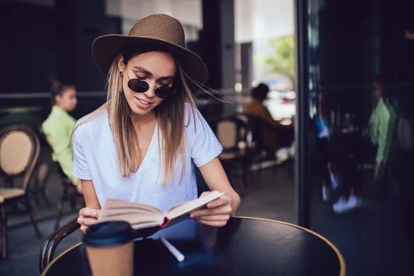 Mujer Pelo Largo Moda Agradable Sombrero Gafas Sol Lectura Entusiasta — Foto de Stock
