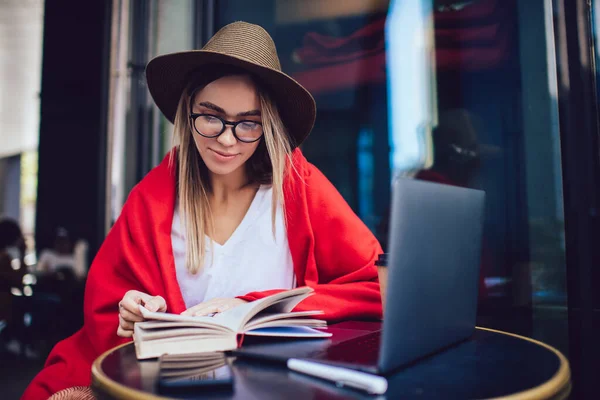 Mulher Atenciosa Chapéu Óculos Cobertos Com Livro Leitura Cobertor Vermelho — Fotografia de Stock