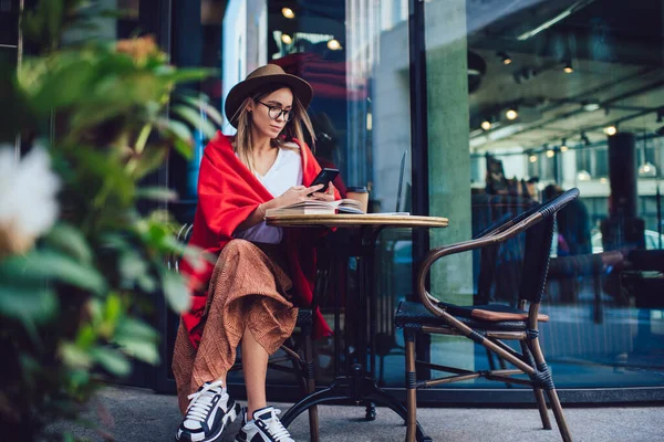 Donna Attenta Cappello Occhiali Ricoperti Colorato Smartphone Messaggistica Coperta Rossa — Foto Stock