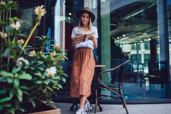 Glad Jeune Femme Chapeau Portant Des Vêtements Décontractés Lire Attentivement — Photo