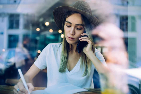 Attractive Focused Woman Hat Sitting Cafe Talking Smartphone While Attentively — Stock Photo, Image