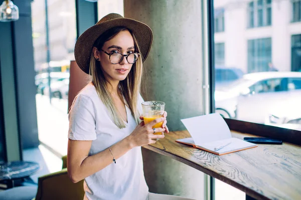 Femme Adulte Moderne Tenue Décontractée Avec Des Lunettes Portant Chapeau — Photo