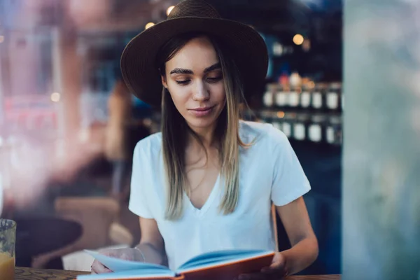Красивая Студентка Шляпе Сидит Перед Окном Кафе Читает Книгу Время — стоковое фото