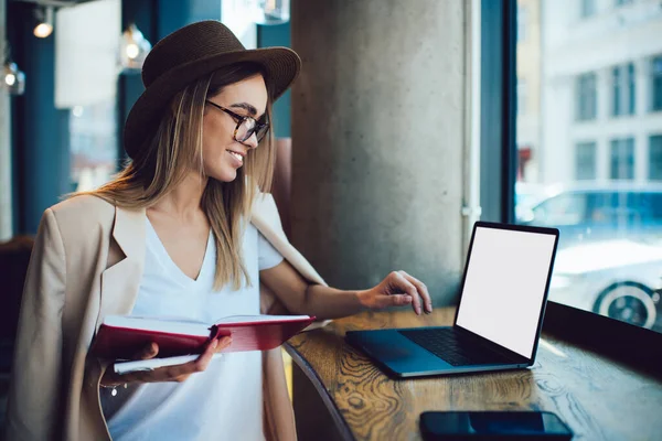 Beautiful Young Freelancer Smiling Browsing Laptop Empty Screen While Holding — Stock Photo, Image