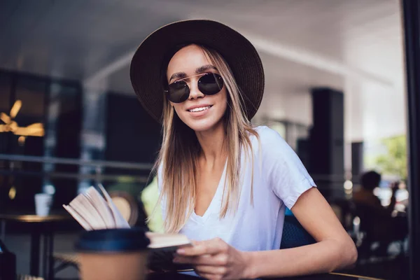 Attraktive Trendige Langhaarige Frau Mit Hut Und Sonnenbrille Die Lächelnd — Stockfoto