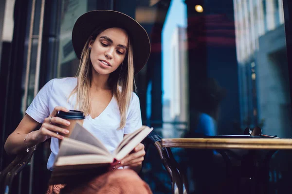 Mujer Atenta Ropa Moda Sombrero Libro Lectura Beber Café Mientras — Foto de Stock