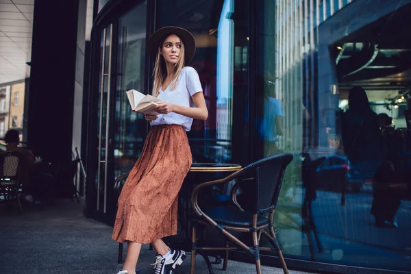 Nachdenkliche Junge Schöne Frau Mit Hut Lässiger Kleidung Liest Buch — Stockfoto