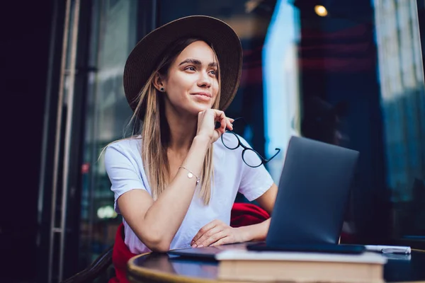 Veselá Žena Klobouku Brýlemi Pomocí Tabletu Zatímco Sedí Stolu Kavárně — Stock fotografie