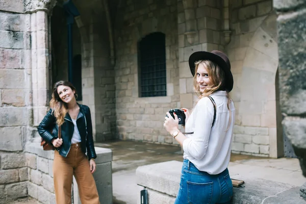 Rozbawiona Pani Początkująca Fotograf Stroju Casual Kapelusz Patrząc Aparat Przez — Zdjęcie stockowe