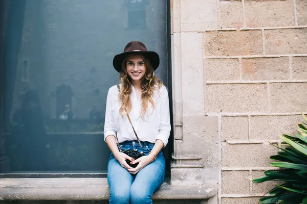 Muito Sorridente Jovem Viajante Sexo Feminino Chapéu Elegante Vestindo Camisa — Fotografia de Stock