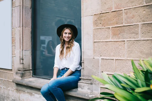 Mulher Hipster Bonita Camisa Branca Jeans Usando Chapéu Descansando Peitoril — Fotografia de Stock