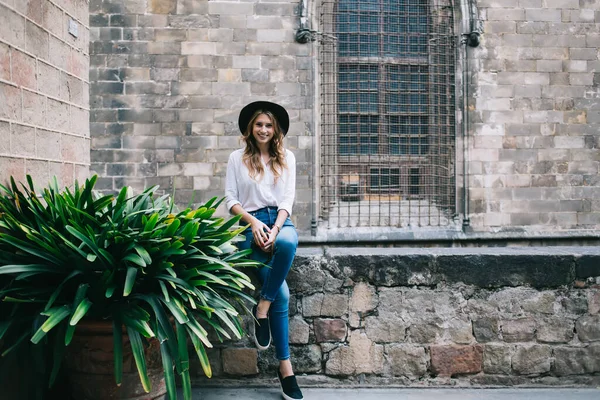 Χαμογελώντας Νέους Fashionably Ντυμένη Γυναίκα Ταξιδιώτη Στο Καπέλο Κάθεται Πέτρινο — Φωτογραφία Αρχείου