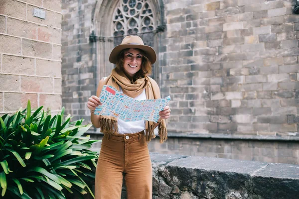 Happy Moderne Stijlvolle Vrouw Met Behulp Van Stadsplattegrond Het Kiezen — Stockfoto