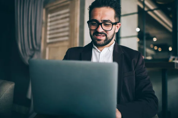 Positive Kaukasische Männliche Unternehmer Brille Für Sehkorrektur Zufrieden Mit Online — Stockfoto