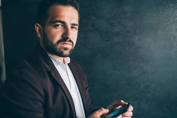 Executivo Bonito Macho Terno Elegante Usando Mensagens Smartphone Com Colega — Fotografia de Stock
