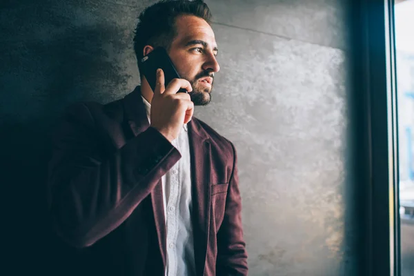 Serious Young Guy Elegant Suit Using Smartphone Talking Coworker Discussing — Stock Photo, Image