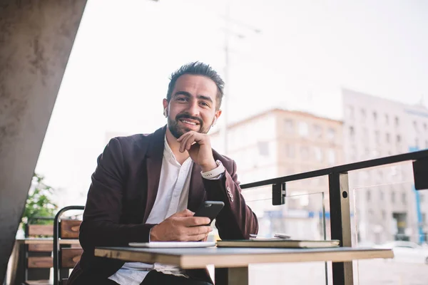 Cheerful Caucasian Male Entrepreneur Trendy Wear Enjoying Break Cafe Terrace — Stock Photo, Image