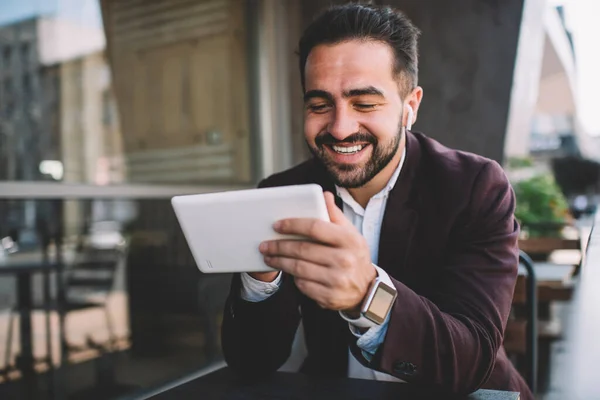 Vrolijke Blanke Man Trendy Kleding Lachen Grappige Video Digitale Tablet — Stockfoto