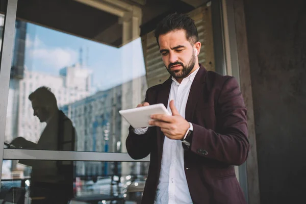 Pensieve Zakenman Formele Kleding Geconcentreerd Het Maken Van Geld Transactie — Stockfoto