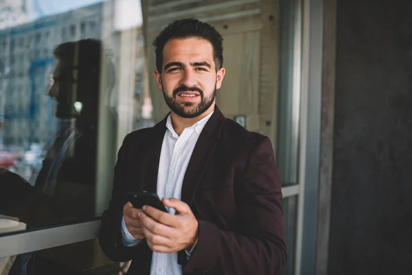 Bearded Hispanic Boss Suit Frowning Looking Camera While Leaning Window — Stock Photo, Image