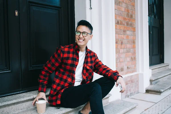 Satisfecho Joven Asiático Con Elegante Camisa Cuadros Gafas Pasar Tiempo — Foto de Stock