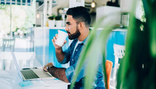 Sidevisning Kjekk Etnisk Mannlig Entreprenør Tilfeldig Kaffe Mens Han Lager – stockfoto