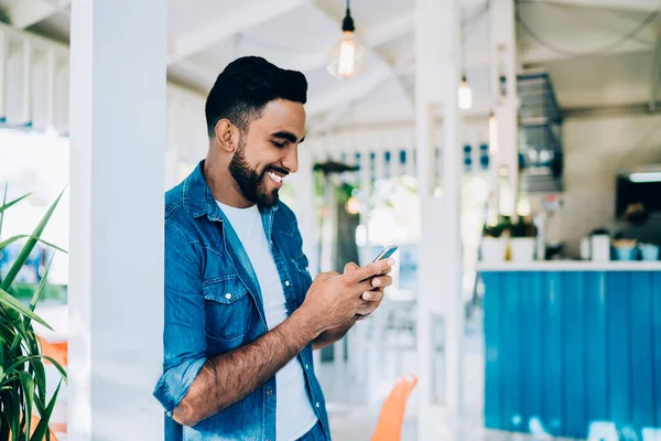 Sonriente Optimista Étnico Masculino Ropa Casual Usando Teléfono Celular Navegando — Foto de Stock