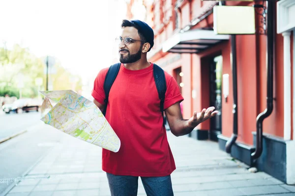 혼란에 여행자들은 까다로운 지도를 읽으면서 도시의 거리를 바라보다가 잃었다 — 스톡 사진