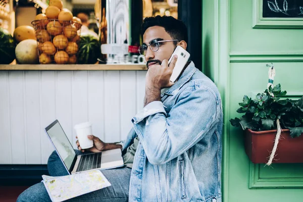 Visão Lateral Jovens Étnicos Graves Chamando Provedor Por Telefone Celular — Fotografia de Stock