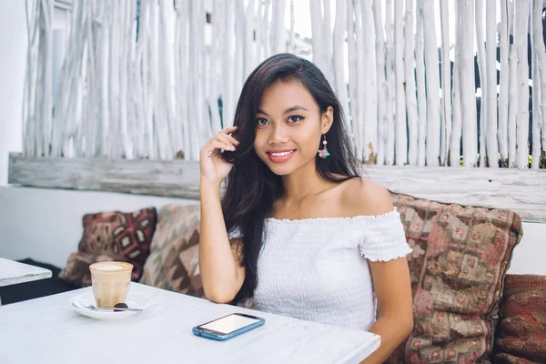 Omzundan Ayrılmış Güzel Bir Asyalı Kadın Tropikal Kafede Bir Fincan — Stok fotoğraf
