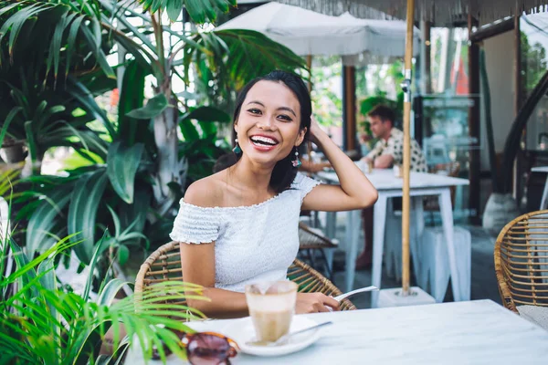 Emocionado Sorrindo Muito Jovem Mulher Asiática Casual Ombro Blusa Segurando — Fotografia de Stock