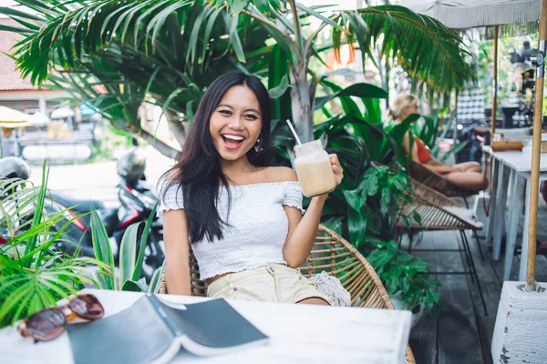 Возбужденная Привлекательная Молодая Азиатка Блузке Холодным Кофе Банке Каменщика Сидящая — стоковое фото