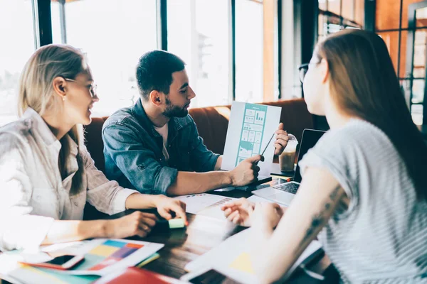 Jonge Man Met Papieren Document Met Diagrammen Schema Uitleg Aan — Stockfoto