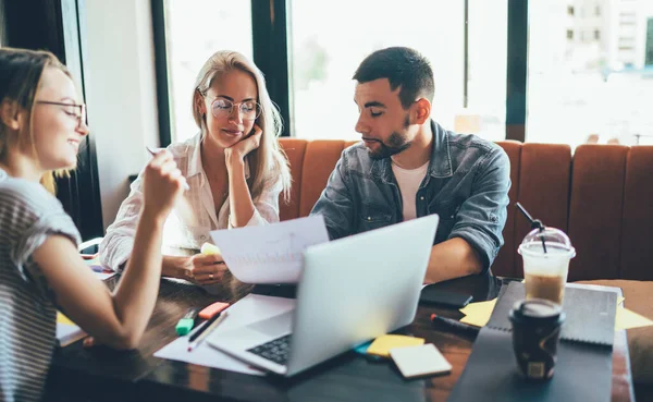 Framgångsrika Kreativa Affärsmän Casual Kläder Arbetar Med Diagram Och Diskutera — Stockfoto