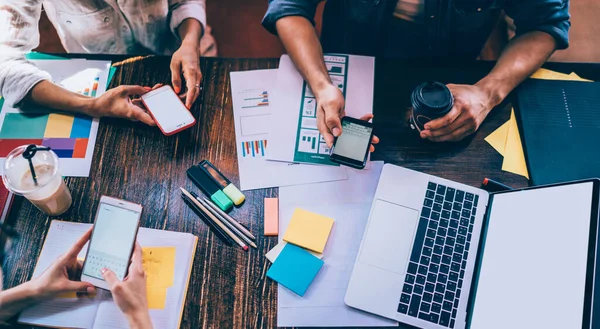 Von Oben Von Erntehelfern Die Smartphones Benutzen Und Nachrichten Checken — Stockfoto