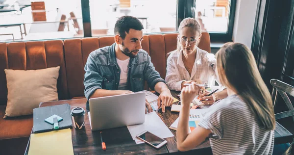 Desde Arriba Joven Freelancer Barbudo Hablando Con Compañeras Trabajo Sobre — Foto de Stock