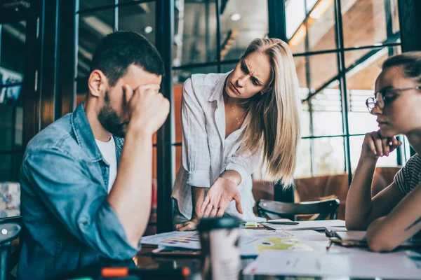 Responsable Féminine Compétente Pointant Paume Ouverte Défaut Dans Rapport Lors — Photo