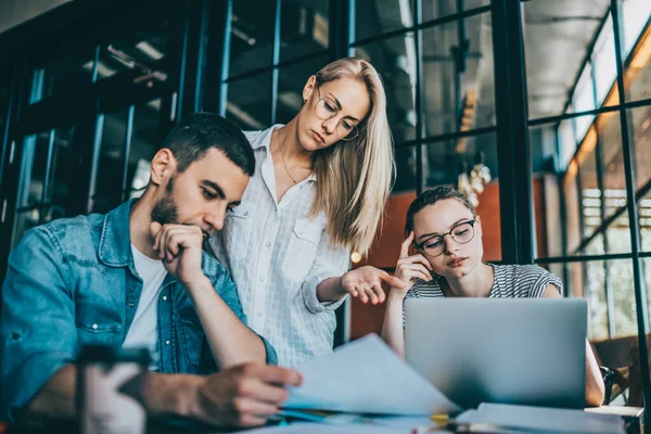 Pensivo Pessoas Inteligentes Entusiasticamente Estudando Documentos Procura Informações Laptop Mesa — Fotografia de Stock