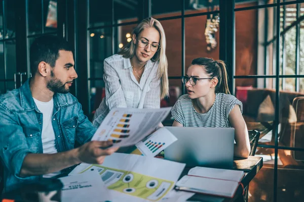 Självsäker Man Uppmärksamt Hålla Rapporter Med Grafer Och Lyssna Partner — Stockfoto