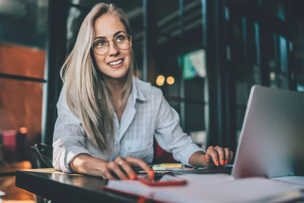 Joyeux Jeune Femme Tenue Décontractée Lunettes Souriant Détournant Les Yeux — Photo