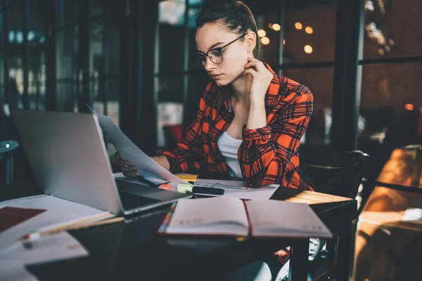 Mulher Nova Esperta Camisa Checkered Relatório Leitura Dos Óculos Quando — Fotografia de Stock