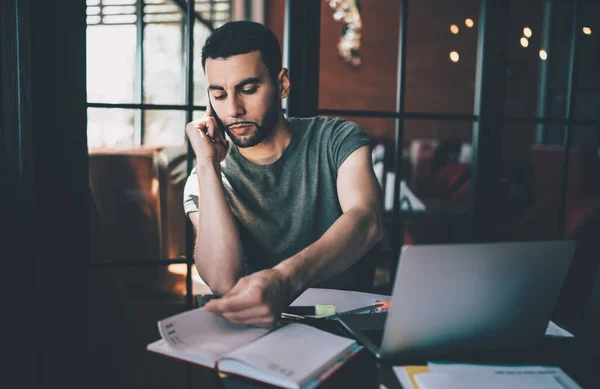 Vousatý Mladý Muž Chytrým Telefonem Konverzace Otáčení Stránky Notepad Zatímco — Stock fotografie