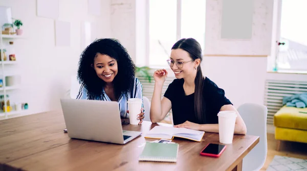 Heureux Amis Adolescents Diversifiés Avec Des Tasses Emporter Souriant Ordinateur — Photo