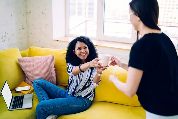 Arriba Mujer Afroamericana Con Sonrisa Alegrarse Conseguir Corte Blanco Mano —  Fotos de Stock