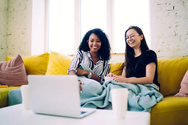 Encantada Amigas Multirraciales Entusiastas Ropa Casual Escalofriante Sofá Suave Cómodo — Foto de Stock