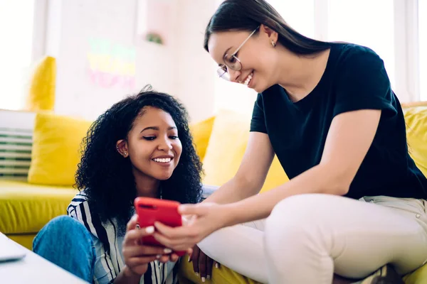 Веселі Різноманітні Друзі Підлітки Посміхаються Переглядають Соціальні Медіа Смартфоні Разом — стокове фото