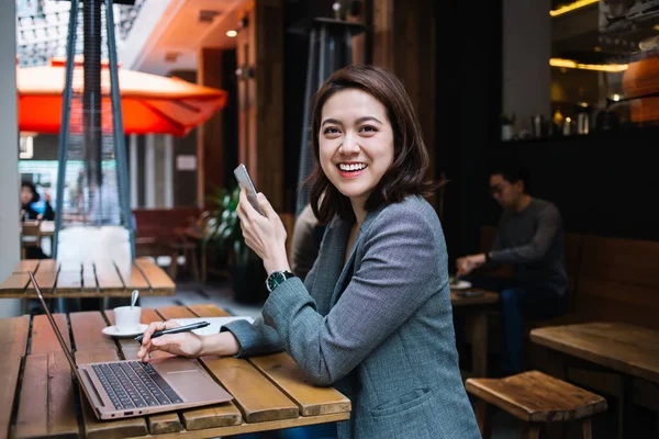 Joyeux Asiatique Jeune Femme Assise Dans Café Regardant Caméra Tout — Photo