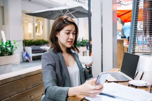 Gloomy Kvinnlig Frilansare Kontorskläder Sitter Vid Bordet Med Laptop Café — Stockfoto