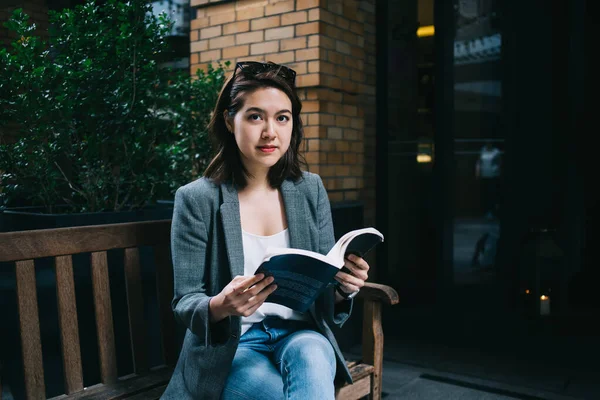 Jong Mooi Gericht Aziatisch Vrouw Formele Kleding Lezen Boek Met — Stockfoto